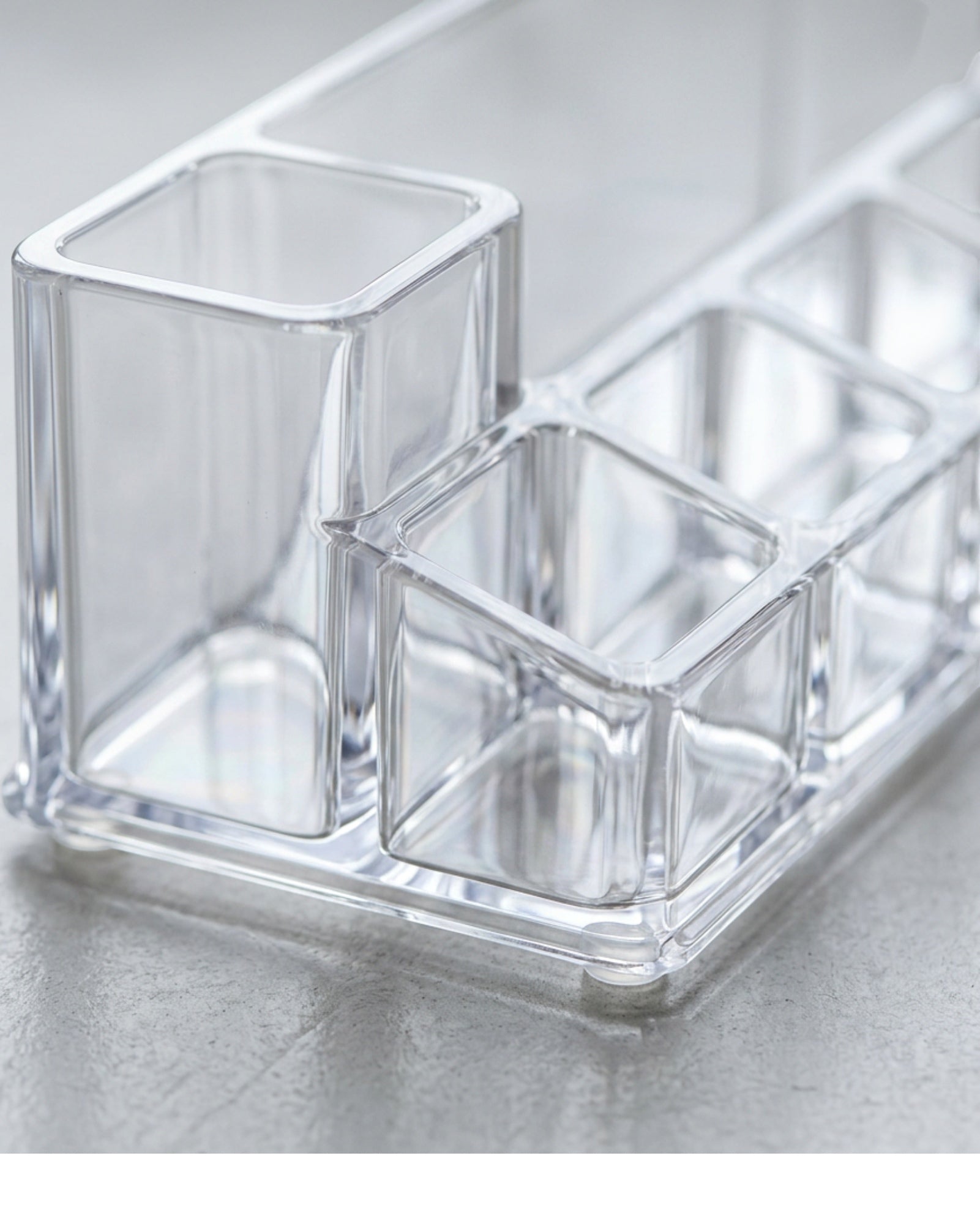 Vllia Stepped Acrylic Lipstick and Brush Organizer 25 cm Clear - Detail view